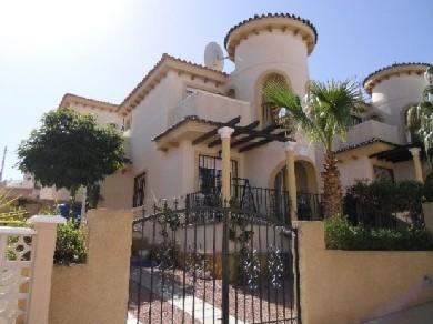 Chalet con 3 dormitorios se vende en Villamartin, Costa Blanca