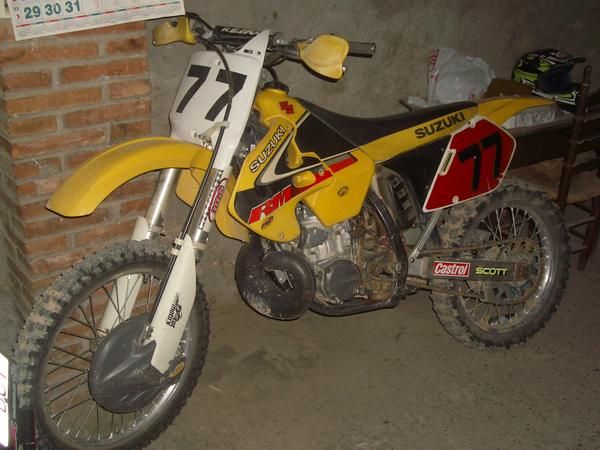 se vende suzuki RM250