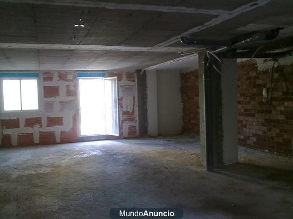 Alquilo local  comercial de 70m utiles con dos terrazas interior y esterior de 20m.