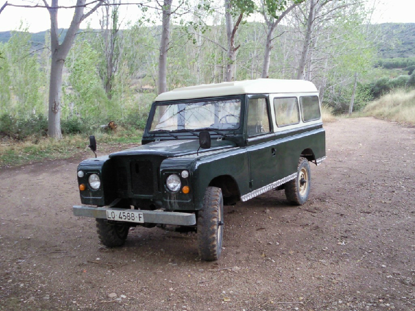 Se vende o cambia land rover santana 109 especial.