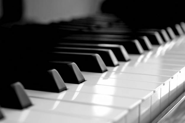 Necesito un piano acústico o electrónico.