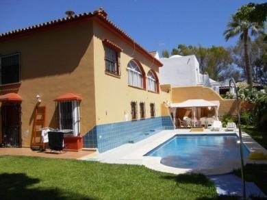 Chalet con 4 dormitorios se vende en Marbella, Costa del Sol