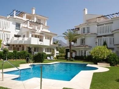 Apartamento con 3 dormitorios se vende en Marbella, Costa del Sol