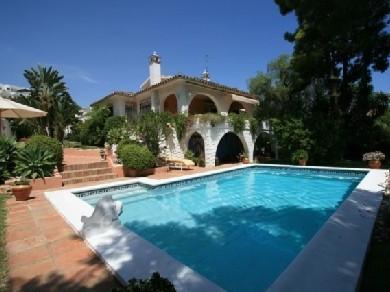 Chalet con 4 dormitorios se vende en Marbella, Costa del Sol