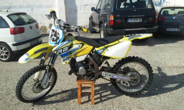 Suzuki rm 125 con ropa