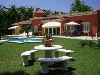 Chalet con 5 dormitorios se vende en Estepona, Costa del Sol