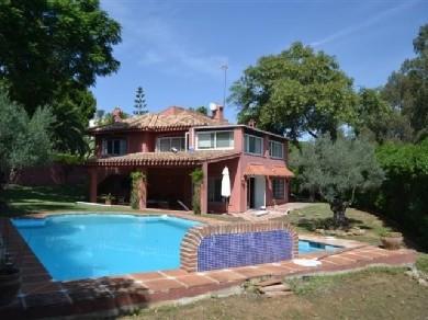 Chalet con 5 dormitorios se vende en Marbella, Costa del Sol