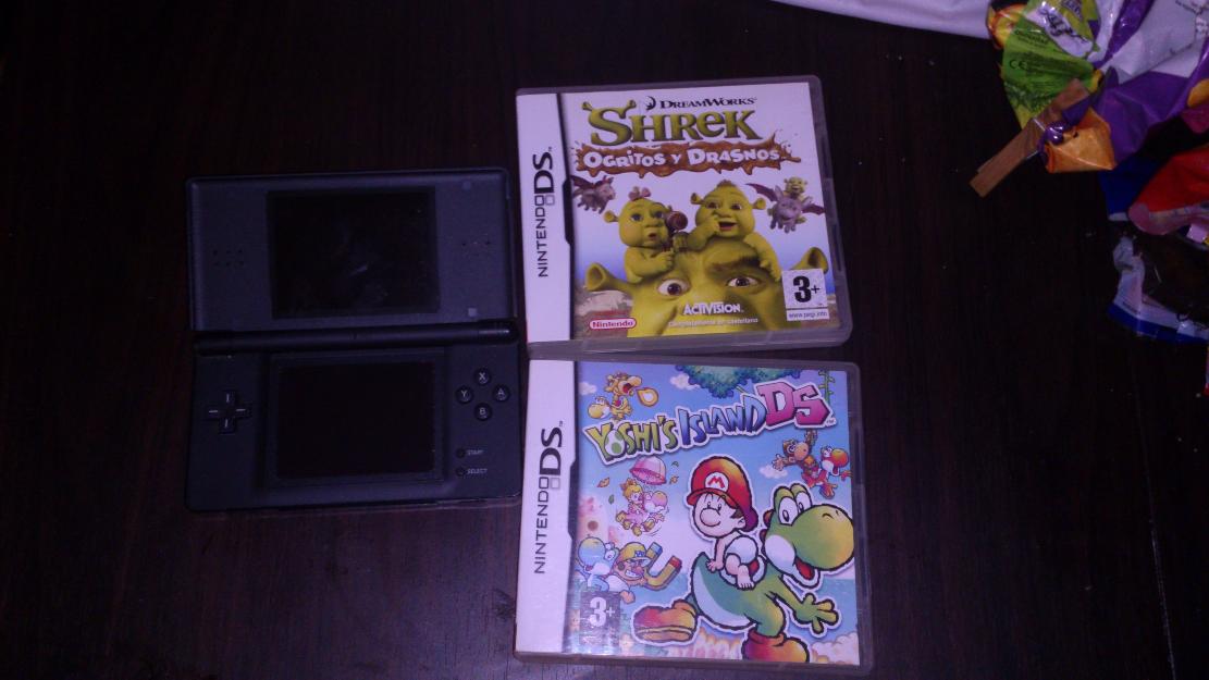 Vendo nintendo ds lite con cargador y 2 videojuegos