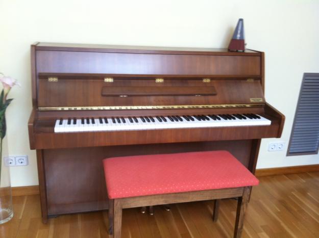 Piano en venta marca Kawai. Tres pedales.