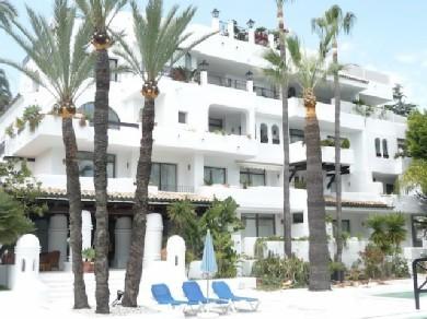 Apartamento con 2 dormitorios se vende en Marbella, Costa del Sol