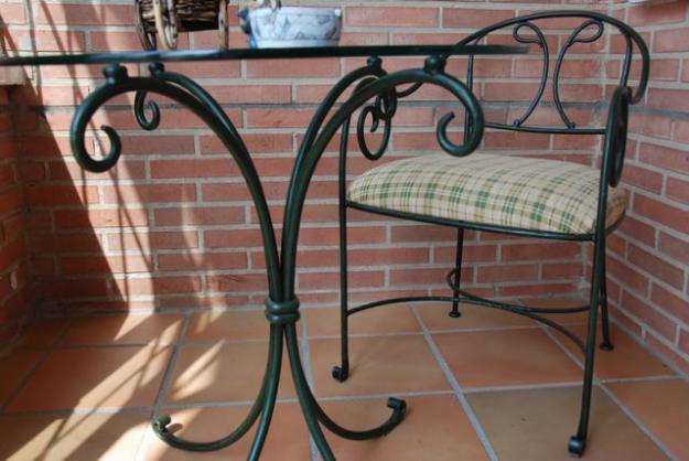 Mesa y butaca en hierro forjado negro porche/jardin