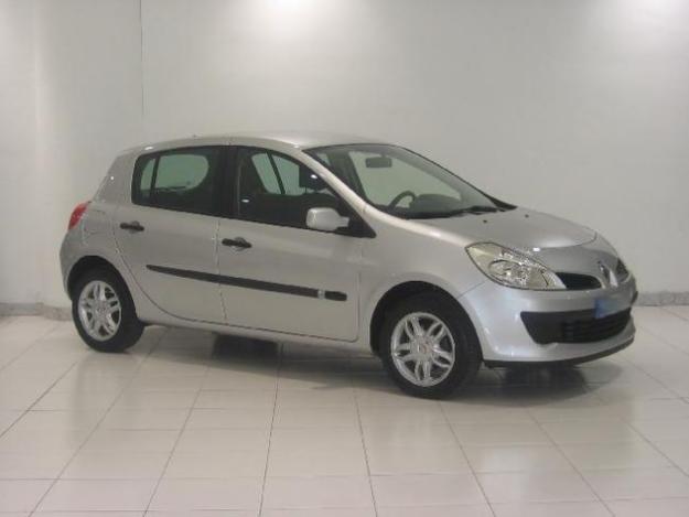 Venta de coche Renault CLIO 1.4 16V CONFORT DYNAMIQUE '05 en Esplugues De Llobregat