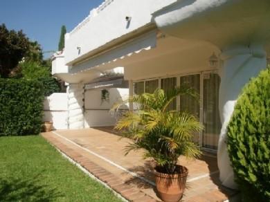 Chalet con 3 dormitorios se vende en Marbella, Costa del Sol