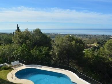 Chalet con 4 dormitorios se vende en Marbella, Costa del Sol