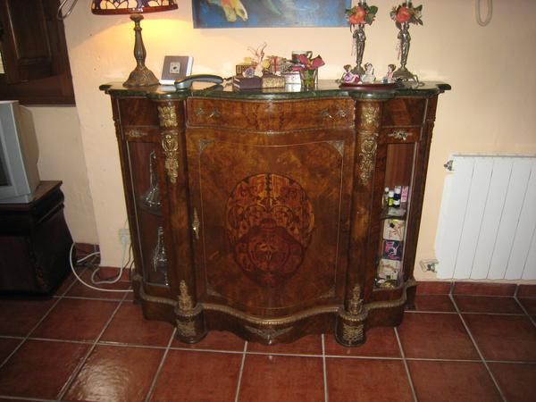 SE VENDE MUEBLE VITRINA MODELO IMPERIO