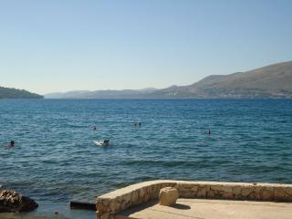 Villa : 2/6 personas - junto al mar - vistas a mar - trogir  region split  dalmacia  croacia