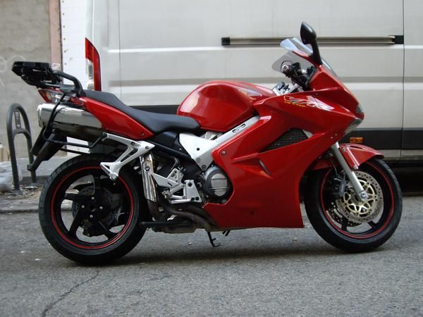 Vendo Honda VFR 800  VTEC Roja con 3 maletas