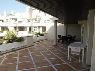 Apartamento con 2 dormitorios se vende en Marbella, Costa del Sol