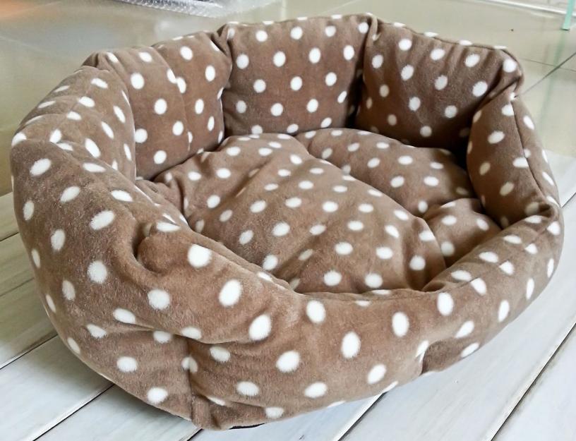 Cama perro gato calida y confortable marron con  lunares