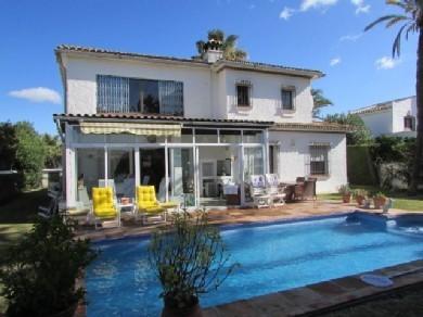 Chalet con 4 dormitorios se vende en Marbella, Costa del Sol