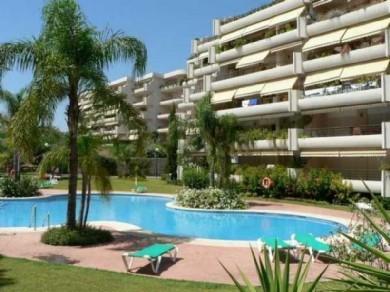 Apartamento con 3 dormitorios se vende en Marbella, Costa del Sol