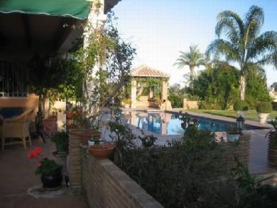 Chalet con 4 dormitorios se vende en Estepona, Costa del Sol