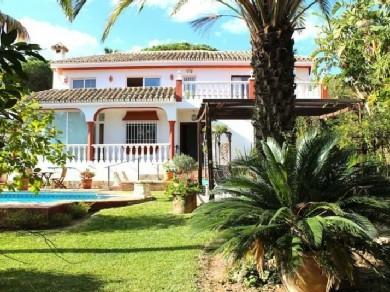 Chalet con 4 dormitorios se vende en Marbella, Costa del Sol