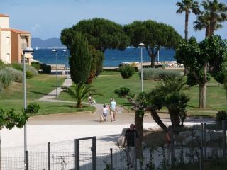 Apartamento en residencia : 4/6 personas - junto al mar - vistas a mar - hyeres  var  provenza-alpes-costa azul  francia