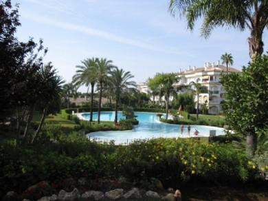 Apartamento con 2 dormitorios se vende en Marbella, Costa del Sol