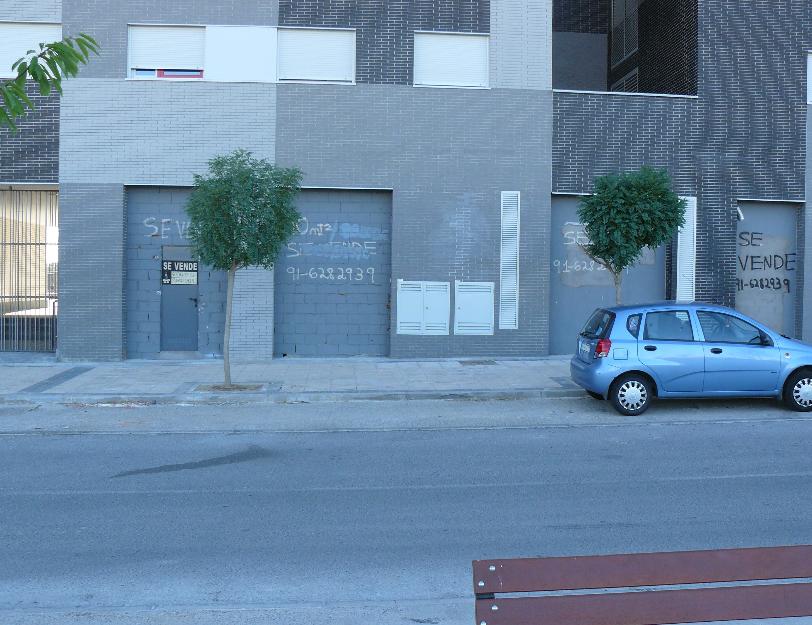 Local comercial de 90m2 a pie de calle en bruto con 3 escaparates y salida de humos