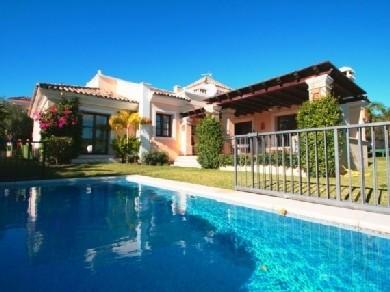 Chalet con 4 dormitorios se vende en Marbella, Costa del Sol