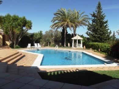 Chalet con 5 dormitorios se vende en Marbella, Costa del Sol