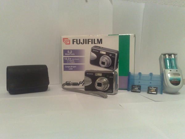 vendo camara fujifilm muy economica regalo muchos componentes