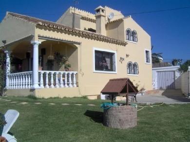 Chalet con 3 dormitorios se vende en Estepona, Costa del Sol