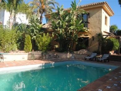 Chalet con 4 dormitorios se vende en Marbella, Costa del Sol