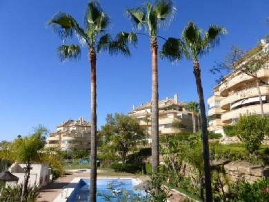 Apartamento con 2 dormitorios se vende en Marbella, Costa del Sol