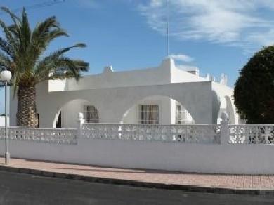 Chalet con 2 dormitorios se vende en San Miguel de Salinas, Vega Baja Torrevieja