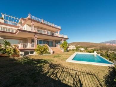 Chalet con 8 dormitorios se vende en Estepona, Costa del Sol