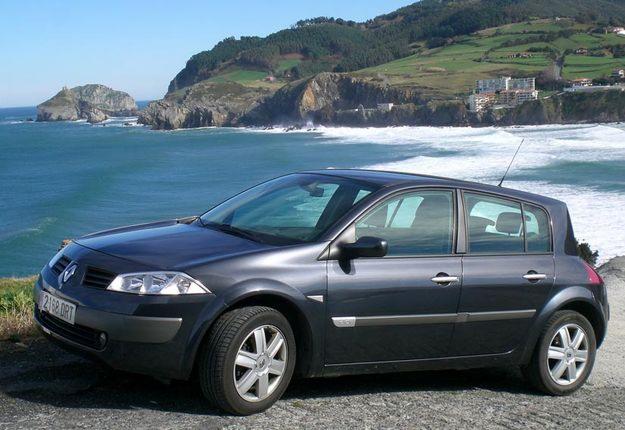 Megane, asientos de CUERO, gris oscuro metalizado.