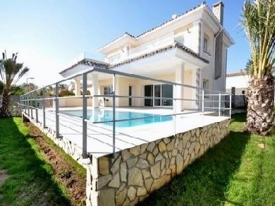 Chalet con 4 dormitorios se vende en Marbella, Costa del Sol