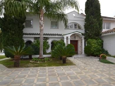 Chalet con 6 dormitorios se vende en Marbella, Costa del Sol