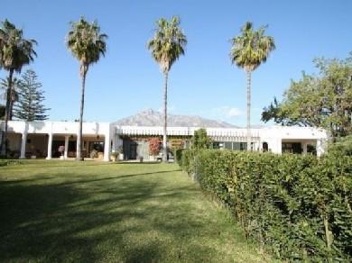 Chalet con 9 dormitorios se vende en Marbella, Costa del Sol