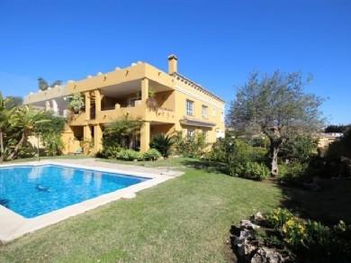 Chalet con 5 dormitorios se vende en Marbella, Costa del Sol