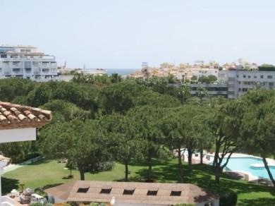 Apartamento con 2 dormitorios se vende en Marbella, Costa del Sol