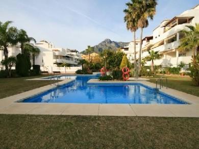 Apartamento con 2 dormitorios se vende en Marbella, Costa del Sol