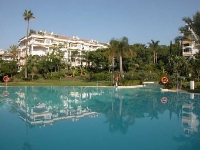 Apartamento con 3 dormitorios se vende en Marbella, Costa del Sol