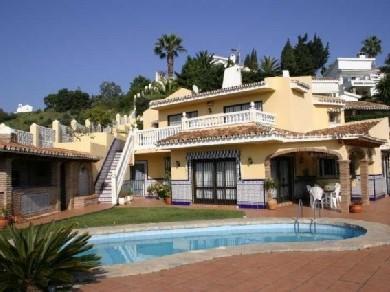 Chalet con 4 dormitorios se vende en Benalmadena Costa, Costa del Sol