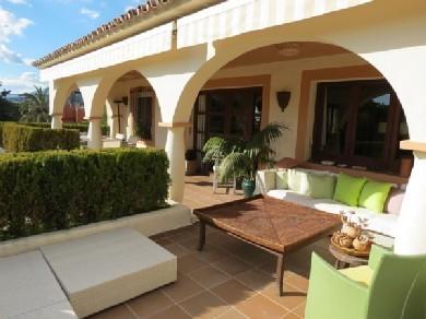 Chalet con 3 dormitorios se vende en Marbella, Costa del Sol