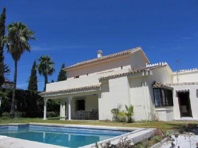 Chalet con 4 dormitorios se vende en Marbella, Costa del Sol