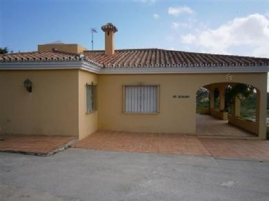 Chalet con 4 dormitorios se vende en Estepona, Costa del Sol